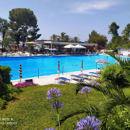 Bilocale Lungomare Con Piscina Διαμέρισμα *