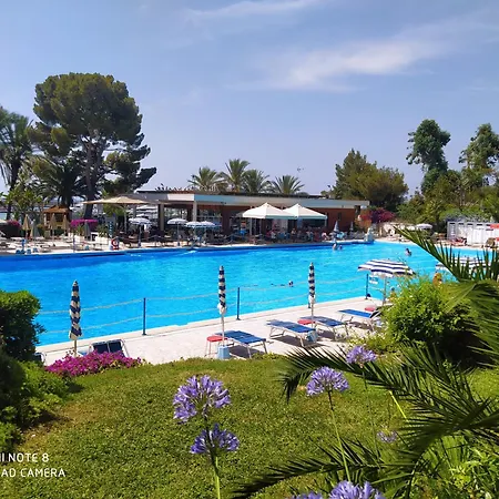 Bilocale Lungomare Con Piscina Διαμέρισμα *